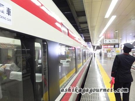 東武足利市駅のホームに到着した特急りょうもう号と車掌