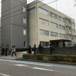 足利の裁判所前にいる報道陣